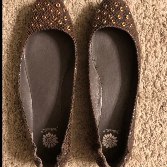 Yellow Box shoes - Picture 1 of 2